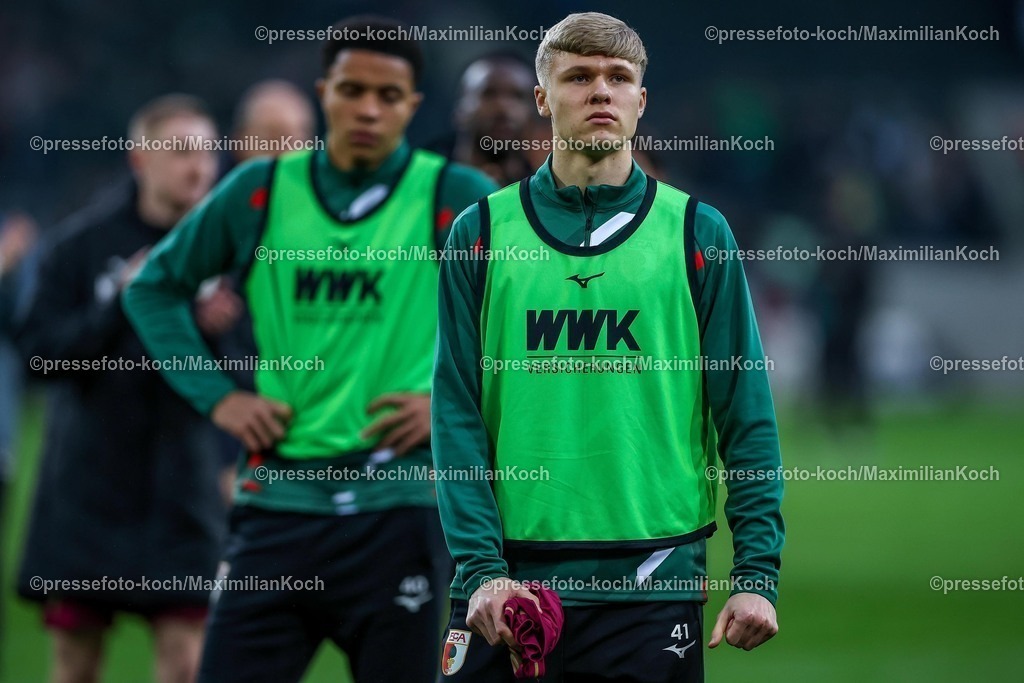 BMG21022502193 | 22.02.2025, Fußball, Borussia Mönchengladbach - FC Augsburg, 1. Fußball Bundesliga, Borussia-Park, Saison 2024 2025: Felix Constantin Meiser (FC Augsburg #41)DFB regulations prohibit any use of photographs as image sequences and or quasi-video.