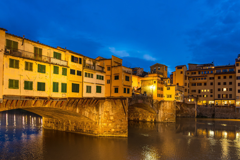 Blick auf die Brücke Ponte Vecchio in Florenz, Italien | Blick auf die Brücke Ponte Vecchio in Florenz, Italien.