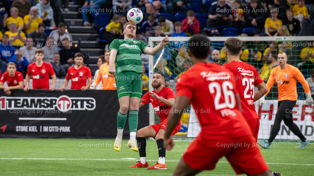 SHFV Lotto Masters 2024SHFV Lotto Masters 2024 | 20240113_8278, 13.01.2024, SHFV Lotto Masters 2024, Gruppe B, FC Kilia Kiel (rot) vs. PSV Neumünster (grün), Timo Barendt (PSV #22) / Berat Ayyildiz (Kilia #17) - Realisiert mit Pictrs.com