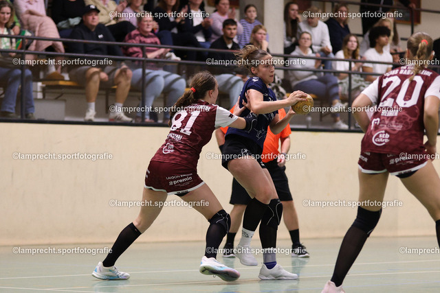 Handball I Juniorinnen I Saison 2026-2027 I Oberliga Schleswig-Holstein I 3. Spieltag I HSG Kalkberg 06 - TSV Bargteheide 184 | v.l. Lotta Sophie Jargstorf (81, TSV Bargteheide), Amelie Fee Bastian (21, HSG Kalkberg 06) - Realisiert mit Pictrs.com