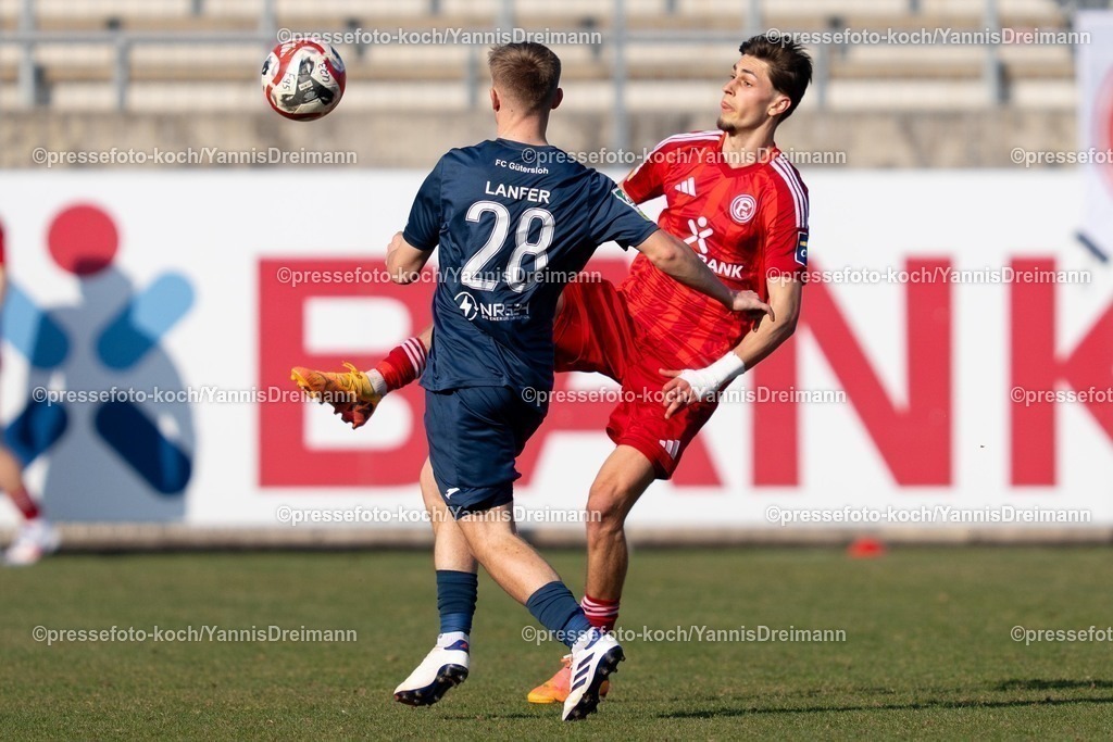 xYDR08032501062 | 08.03.2025, xydrx, Fußball, Fortuna Düsseldorf II (U23) - FC Gütersloh, Regionalliga West, Paul-Janes-Stadion: Erik Lanfer (FC Gütersloh #28) im Zweikampf gegen Luca Majetic (Düsseldorf II #9)