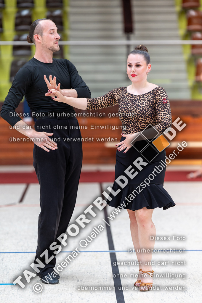 20240810-00865 | Hier finden Sie Tanz Bilder vom Latein und Standard Formationen tanzen. Sportbilder vom Tanzsport. Schöne Fotos und von Weltmeisterschaft, Europameisterschaft, Bundesliga, Regionalliga, Oberliga und Landesliga sowie von GOC Stuttgart, DanceComp, WM Bremen