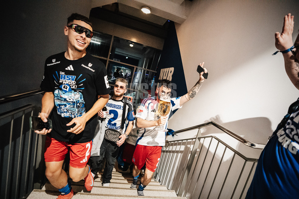 Fußball | Männer | Saison 2024/2025 | 2. Fußball-Bundesliga | 33. Spieltag | Hamburger SV vs. SSV Ulm 1846 | 10.05.2025 | links William Mikelbrencis (#2, HSV) rechts Marco Richter (#20, HSV) auf dem Weg auf den Balkon des Stadions zum Feiern