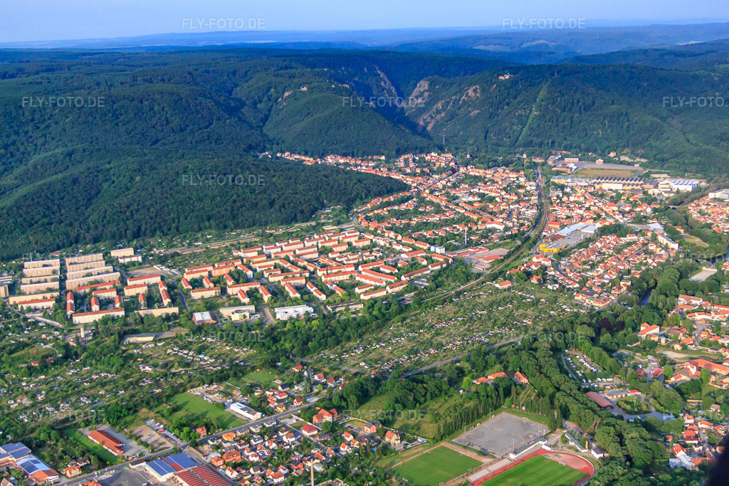 Luftbild: Ortsansicht von Nordosten in Thale im Bundesland Sachsen-Anhalt in Deutschland. Foto: IMG_58118.jpg vom 28.06.2013 durch Werner Riehm/FLY-FOTO.deAuflösung des Originals: 4752 x 3168 px
