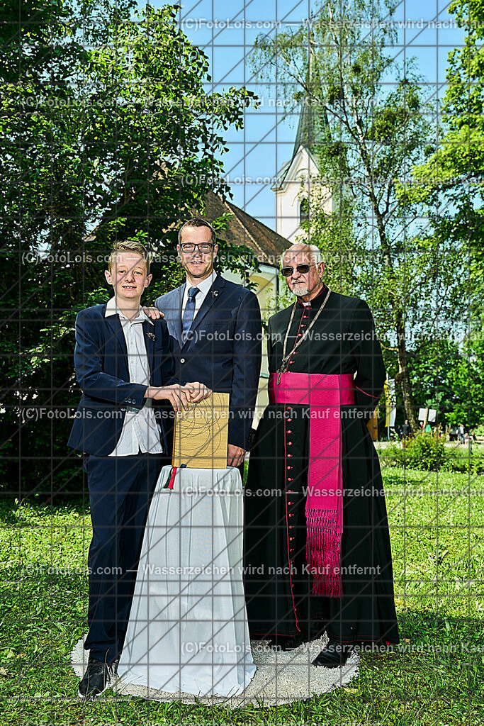 ALP2731_Pfarrfirmung Wieselburg_Firmling-Pate-Firmspender | (C)FotoLois.com, Alois Spandl, Pfarrfirmung in Wieselburg mit Firmspender Eduard Gruber (ehemaliger Generalvikar der Diözese St. Pölten), Firmling, Pate mit Firmspender und Familie, Sa 3. Juni 2023.