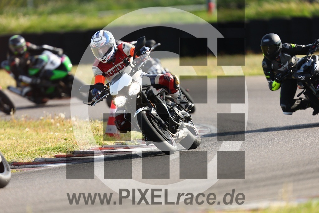 inst-20260426_00293 | Schöne Erinnerungen an spannende Momente - das festzuhalten ist unser Job. PIXELrace.de ist seit 2003 auf den Rennstrecken Europas unterwegs um die Action draußen beim Fahren und die wunderbare Stimmung imm Fahrerlager für euch einzufangen.