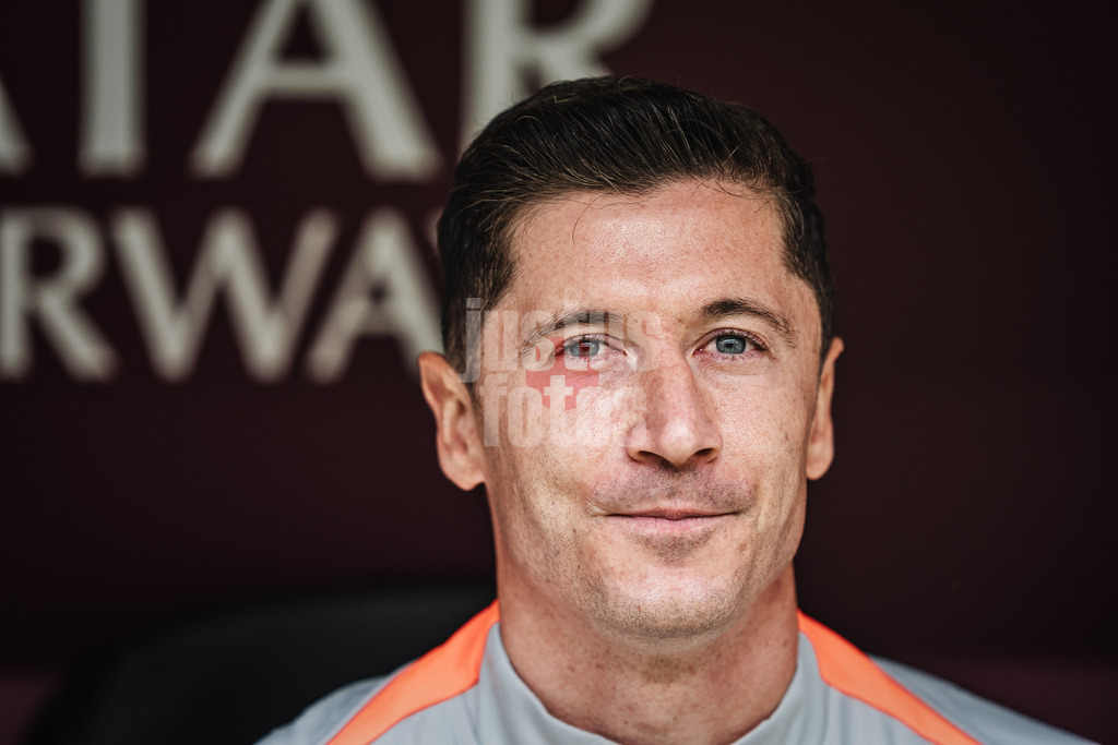 Fußball | Herren | UEFA-Fußball-Europameisterschaft 2024 | Gruppe D | Polen vs. Niederlande | 16.06.2024 | Robert Lewandowski (#9, Polen) auf der Bank vor dem Spiel Portrait
