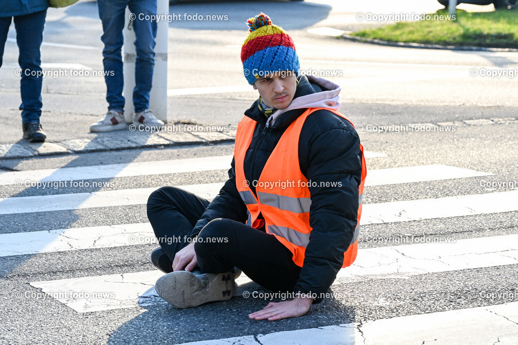  Klimagegner Linz Waldeggstrasse_ Klimakleber_ 20.03.2023-46 | 20.03.2023, Linz, AUT, Klimagegner Linz Klimakleber, im Bild Klimagegner kleben auf der Strasse, Linz Waldeggstrasse, Polizei, Verkehr, Zebrastreifen, Fussgaengeruebergang, Transparent, Demo, Klimawandel