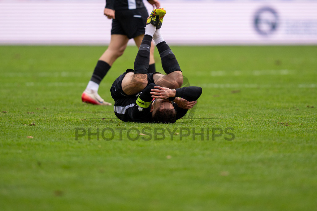 Kickers Offenbach vs. SG Sonnenhof Grossaspach, Fussball, Regionalliga Suedwest, 24. Spieltag, 14.03.2026 | Volkan Celiktas (SG Sonnenhof Großaspach, #05) liegt verletzt am Boden,Kickers Offenbach vs. SG Sonnenhof Grossaspach, Fussball, Regionalliga Suedwest, 24. Spieltag, 14.03.2026Foto: photosbyphips/Philip Ziegler