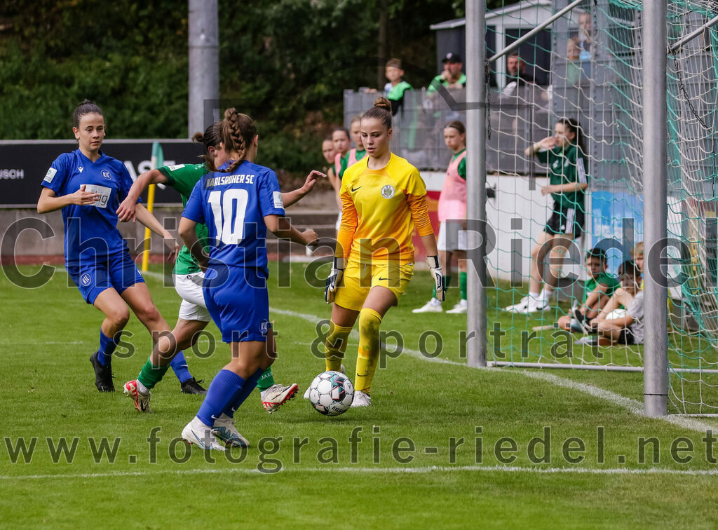 2023-10-07_003_FC_Forstern_gegen_Karlsruher_SC | Forstern, Deutschland, 07.10.2023:
Fußball, B-Juniorinnen-Bundesliga Süd 2023 / 2024, 4. Spieltag, FC Forstern gegen Karlsruher SC, Endergebnis: 1:1

Vicky Mitterer (FC Forstern, #5), Tiara Farao (Karlsruher SC, #10), Torfrau Hannah Eifler (FC Forstern, #22)

Foto: Christian Riedel / fotografie-riedel.net