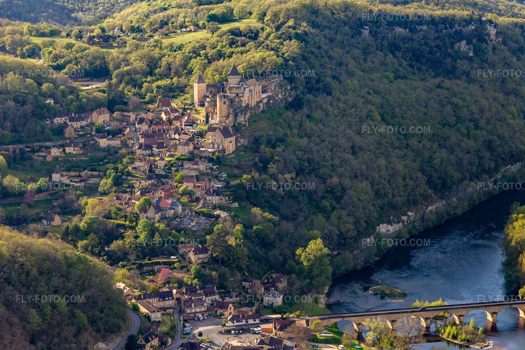 Aerial view: Castle complex of the Château de Castelnaud-la-Chapelle in Castelnaud-la-Chapelle in the state Dordogne, France. – Photo: IMG_113468.jpg taken on 04/16/2019 by Werner Riehm/FLY-FOTO.com – Resolution of the original: 5377 x 3584 px