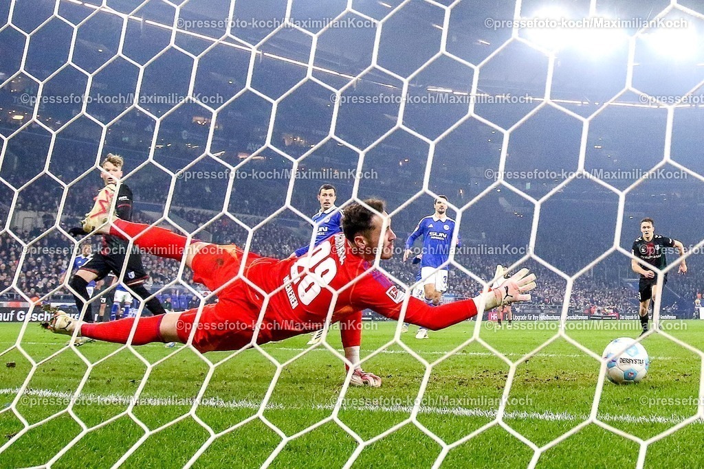 S0401022501096 | 01.02.2025, Fußball, FC Schalke 04 - 1. FC Magdeburg, 2.. Fußball Bundesliga, 20. Spieltag, Veltins-Arena Gelsenkirchen, Saison 2024 2025: Torwart Justin Heekeren (S04 #28) streckt sich im Tor - kommt aber nicht mehr an den Ball. Philipp Hercher (1.FC Magdeburg #27) trifft zum 4:0 Treffer Tor Torschuss. Rechts Martijn Kaars (1.FC Magdeburg #9)DFB regulations prohibit any use of photographs as image sequences and or quasi-video.