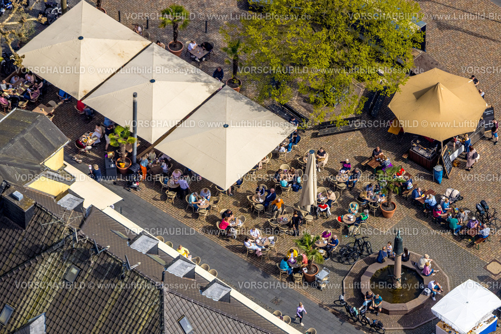 Xanten240402368 | Luftbild, Altstadt Marktplatz mit Außengastronomie, Besucher an Cafétischen in der Sonne und mit Sonnenschirmen, Heiliger Norbert Norbertbrunnen auf dem Marktplatz, Xanten, Niederrhein, Nordrhein-Westfalen, Deutschland
