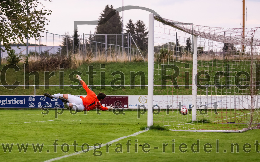 2023-08-09_105_FC_Schwaig_gegen_TuS_Geretsried | Deutschland, 09.08.2023:
Fußball, Landesliga Südost 2023 / 2024, 5. Spieltag, FC Schwaig gegen TuS Geretsried, Endergebnis: 4:1

Tor zum 3:0 durch Raffael Ascher (FC Schwaig, #9)
Torwart Cedomir Radic (TuS Geretsried, #1)

Foto: Christian Riedel / fotografie-riedel.net