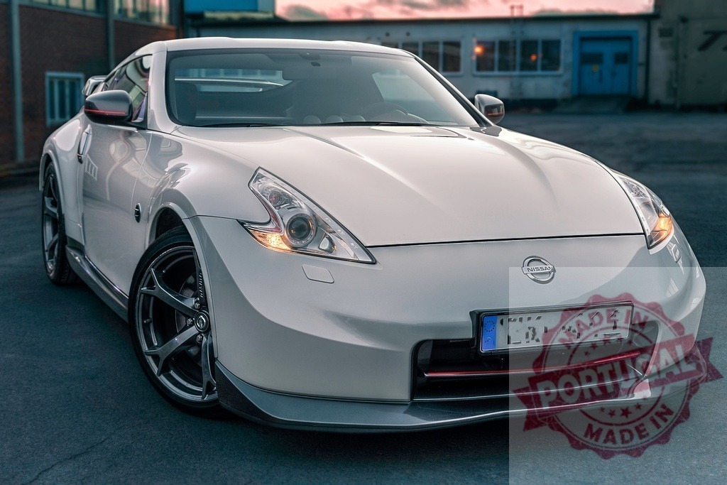 Nissan 370Z sports car parked at sunset | Nissan 370Z sports car presenting automotive design and performance in an urban setting at dusk - Realisiert mit Pictrs.com
