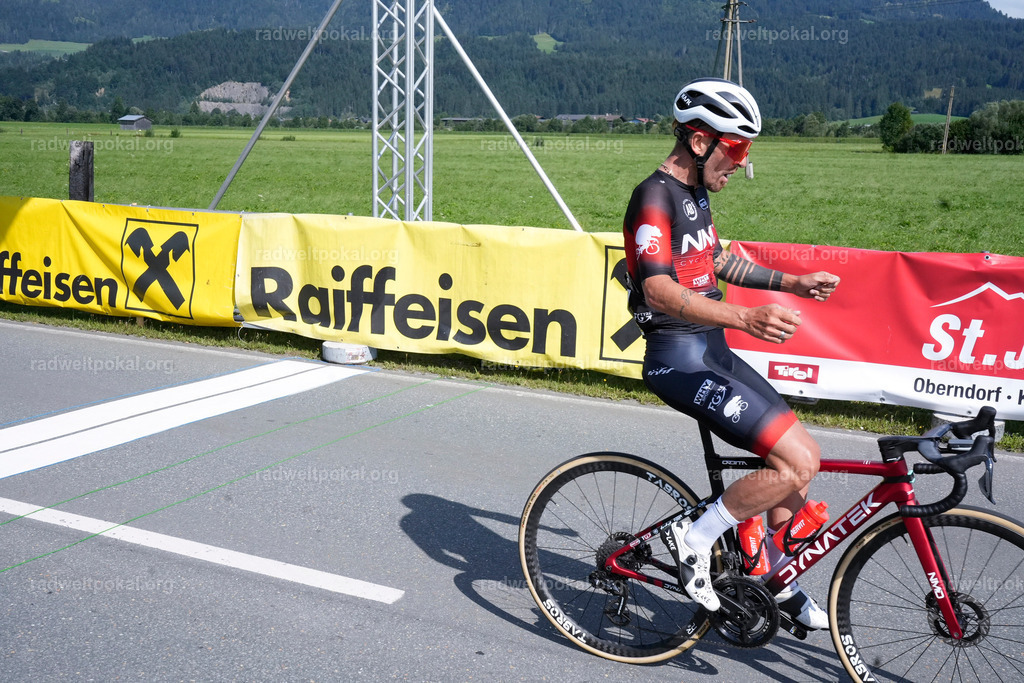 922_20230817_Bewerb_Maenner_Muehlanger | AUT - OESTERREICH, 2023-08-16: SPORT RENNRAD-FAHREN - 55. INTERNATIONALER RADWELTPOKAL IN ST. JOHANN IN TIROL  - Vintage-Radrennen mit WM-Bronze-Medaillen-Siegerin Christina Schweinberger, den Teilnehmer und Alexander Baumann (vom Orginastions-Team) - TAG 2 BEWERB MAENNER IN SECHS GRUPPEN  ; Foto: Roland Muehlanger