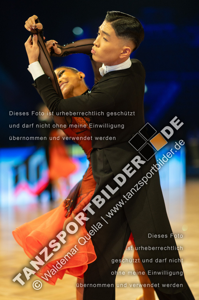 20251206-01572 | Hier finden Sie Tanz Bilder vom Latein und Standard Formationen tanzen. Sportbilder vom Tanzsport. Schöne Fotos und von Weltmeisterschaft, Europameisterschaft, Bundesliga, Regionalliga, Oberliga und Landesliga sowie von GOC Stuttgart, DanceComp, WM Bremen