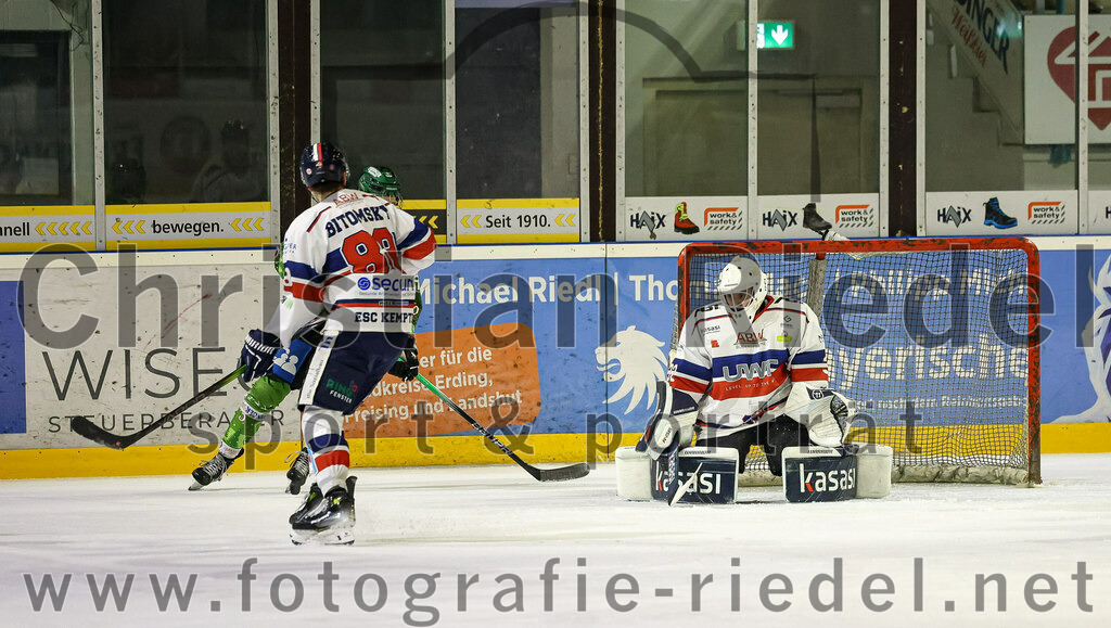 2023-12-17_041_TSV_Erding_gegen_ESC_Kempten | Erding, Deutschland, 17.12.2023:
Eishockey, Bayernliga Vorrunde 2023 / 2024, 18. Spieltag, TSV Erding gegen ESC Kempten, Endergebnis: 5:1

Jakub Bitomsky (ESC Kempten, #88), Torwart Luca Mayer (ESC Kempten, #32)

Foto: Christian Riedel / fotografie-riedel.net