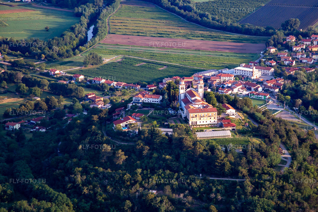 Vue aérienne: Castle / Mirenski grad à le quartier Miren in Miren-Kostanjevica dans le département Slovénie, Slovénie – .Photo: IMG_137579.jpg prise le 16/07/2023 par Werner Riehm/FLY-FOTO.eu – Résolution de l'original: 4434 x 2956 px – /sl