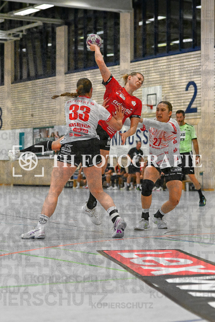 DEU, HSG Freiburg - TG Nuertingen, Handball, 2. Handball-Bundesliga, Saison 2023/2024, 04. Spieltag, Saison 2023/2024, 07.10.2023 | Nelli Hautz (HSG Freiburg, #25) versucht den Ball richtung Tor zu werfen und wird von Vivien Natalello (TG Nuertingen, #33) und Lenya Treusch (TG Nuertingen, #27) gestoert.

DEU, HSG Freiburg - TG Nuertingen, Handball, 2. Handball-Bundesliga, Saison 2023/2024, 04. Spieltag, Saison 2023/2024, 07.10.2023

Foto: Eibner-Pressefoto/Thomas Hess