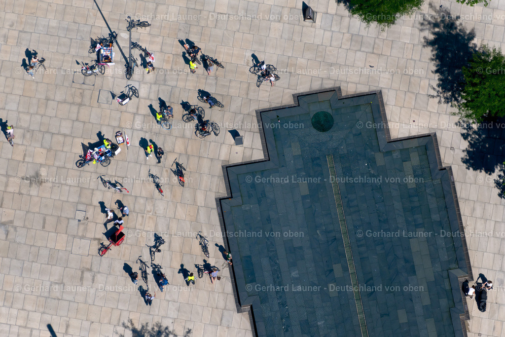 4033334 | FREIBURG IM BREISGAU 30.06.2020 Der Gedenk- Brunnen auf dem Platz der Alten Synagoge stellt den Grundriss der Synagoge, die 1938 niedergebrannt ist, dar in Freiburg im Breisgau im Bundesland Baden-Württemberg, Deutschland. Weiterführende Informationen bei: Stadt Freiburg im Breisgau. // Water - fountain on the place of alten Synagoge in Freiburg im Breisgau in the state Baden-Wuerttemberg, Germany. Further information at: Stadt Freiburg im Breisgau. Foto: Gerhard Launer