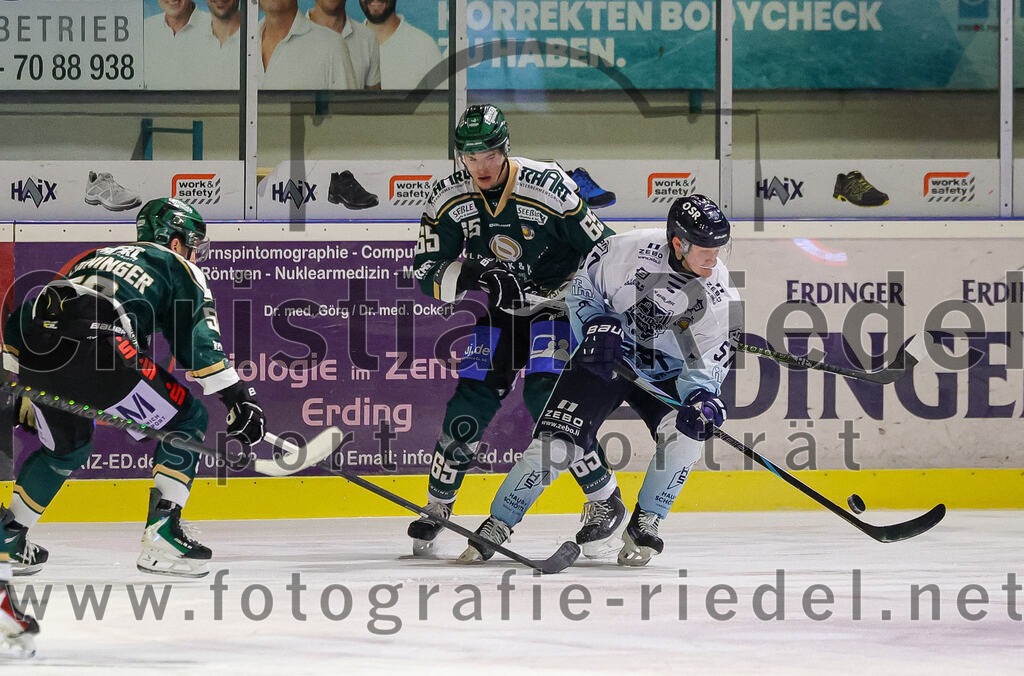 2026-01-06_107_TSV_Erding_gegen_EV_Lindau_Islanders | Erding, Deutschland, 06.01.2026:Eishockey, Oberliga Süd 2025 / 2026, 35. Spieltag, TSV Erding gegen EV Lindau Islanders, Endergebnis: 2:5Paul Pfenninger (Erding Gladiators, #58), Quirin Nitzsche (Erding Gladiators, #65), Marvin Feigl (EV Lindau Islanders, #57)Foto: Christian Riedel / fotografie-riedel.net