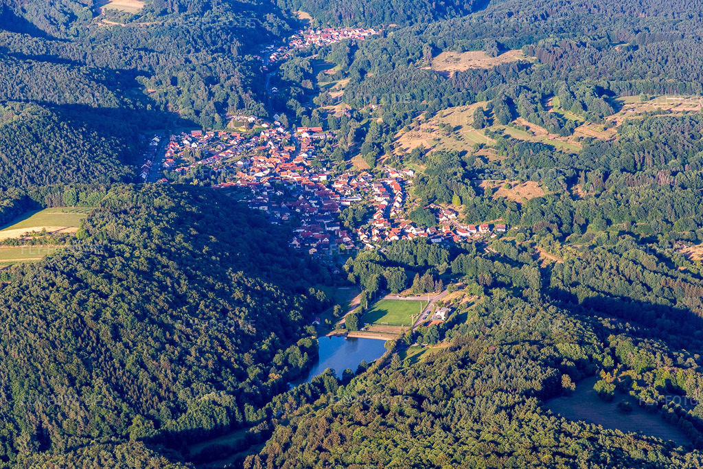 Luftbild: SV Silz hinterm Silzer See in Silz im Bundesland Rheinland-Pfalz in Deutschland. – Foto: IMG_133643.jpg vom 18.07.2022 durch Werner Riehm/FLY-FOTO.de – Auflösung des Originals: 5276 x 3518 px – Silz
