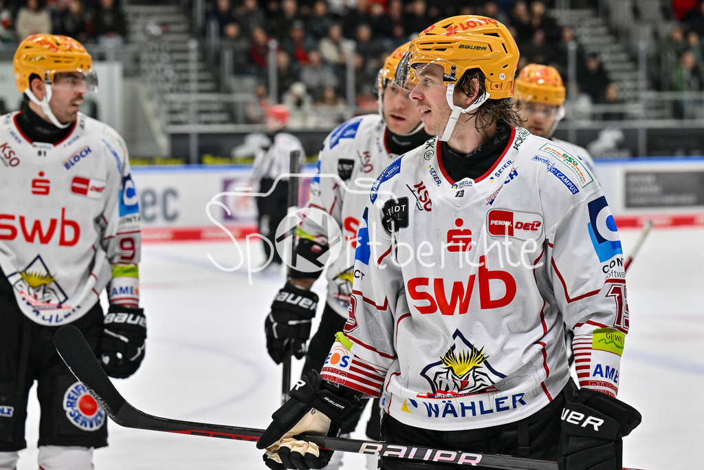 Augsburger Panther - Fischtown Pinguins | Die Gaeste freuen sich ueber den Treffer zum 1-6 durch Matthwe ABT (Fischtwon Pinguins 42) / Freude / Happy / Tor / Torschuetze / DEL: Augsburger Panther - Fischtown Pinguins, Curt Frenzel Stadion am 08.01.2025