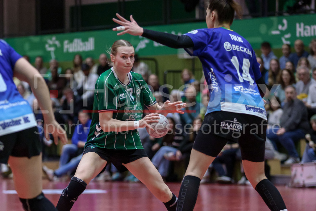 Handball, 2. Bundesliga Frauen, SV Werder Bremen - Bergischer HC | v.li.: Emma Ruwe (SV Werder Bremen, 27) am Ball, Spielszene, Aktion, Action, Vesna Tolic (Bergischer HC, 14)