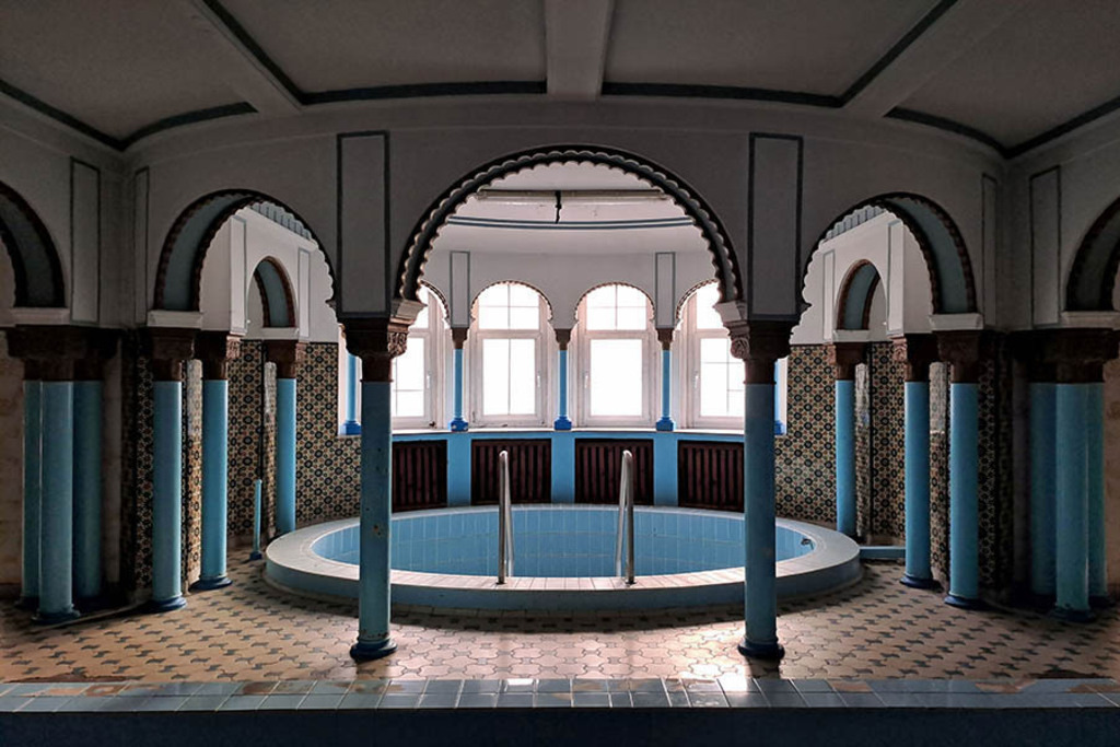 Foto: Leipzig - Stadtbad | Das Team hinter BILDLEXIKON LEIPZIG bündelt historische wie aktuelle Informationen über die Stadt Leipzig in Text und Bild auf einer Plattform und stellt diese der interessierten Öffentlichkeit zur Verfügung.