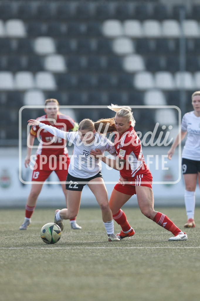 Fußball I Frauen I Saison 2025-2026 I Testspiel I FSV Gütersloh - SpVg Aurich-97 | Anna Stockmann (22, FSV Gütersloh) Aylin Rewohl (27, SpVg Aurich) - Realisiert mit Pictrs.com