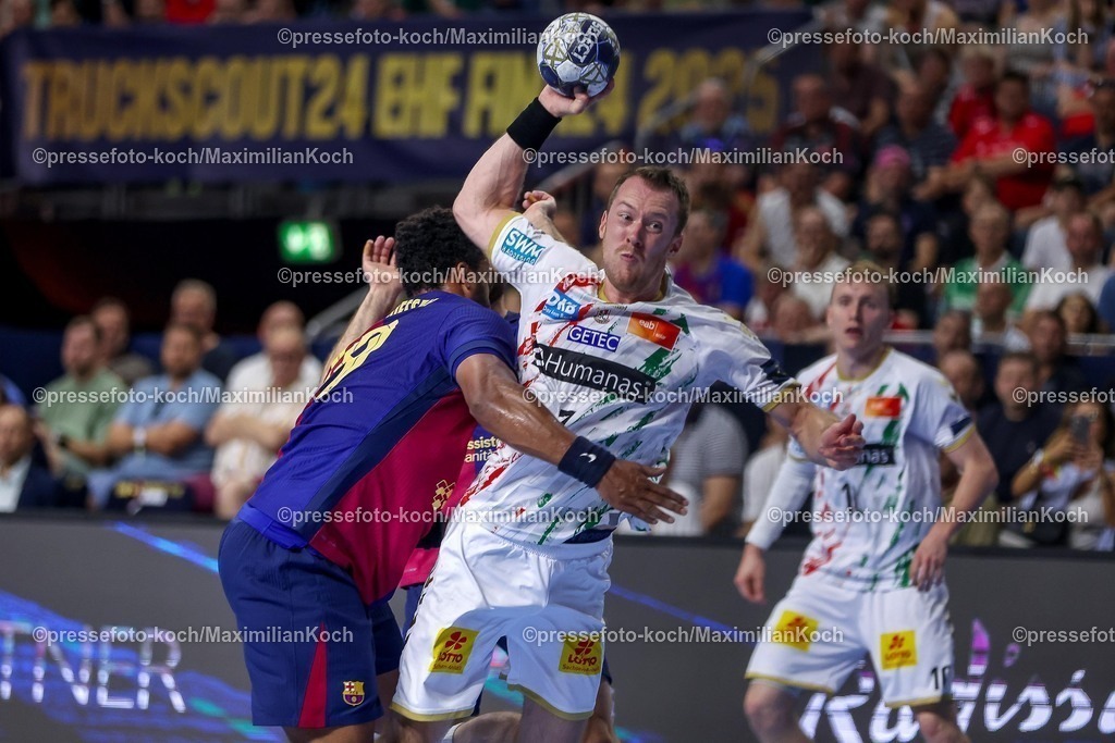 KoeEHF14062502008 | 14.06.2025, Handball, Halbfinale TruckScout24 EHF FINAL4, LANXESS arena Köln, FC Barcelona - SC Magdeburg: Felix Claar (Magdeburg #07) gegen Timothey N Guessan (Barca FC Barcelona ESP #19) 
