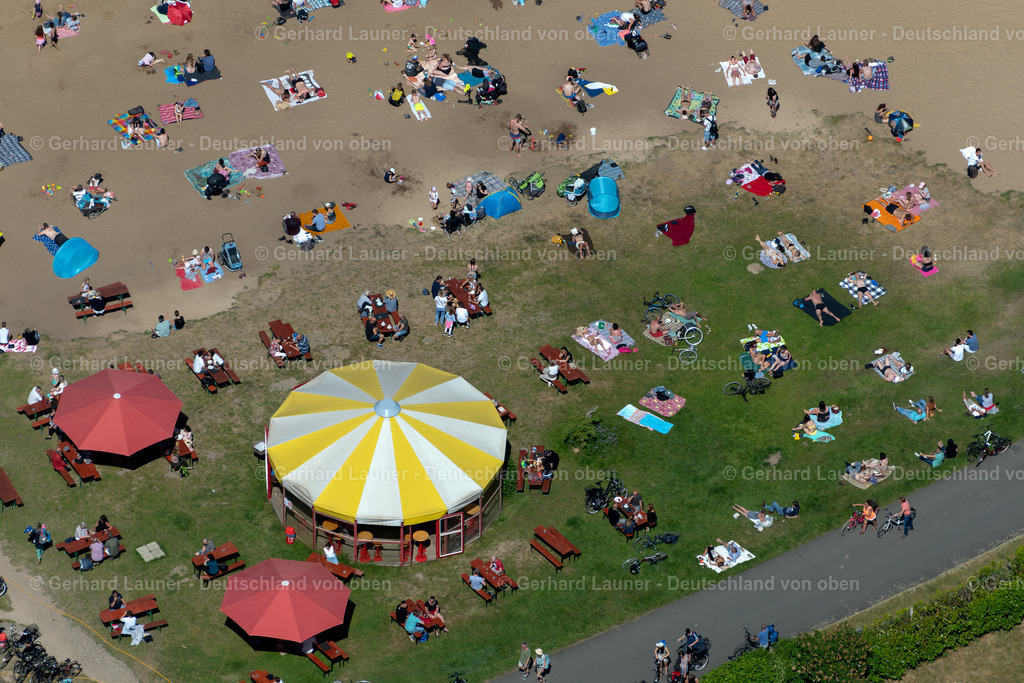 4029741 | BREMEN 01.06.2020 Sandstrand- Landschaft entlang des Ufer- Flußverlaufes am Strandbad Weserstrand am Strandweg im Ortsteil Huckelriede in Bremen, Deutschland. // Sandy beach landscape along the banks of the river on Strandbad Weserstrand in the district Huckelriede in Bremen, Germany. Foto: Gerhard Launer