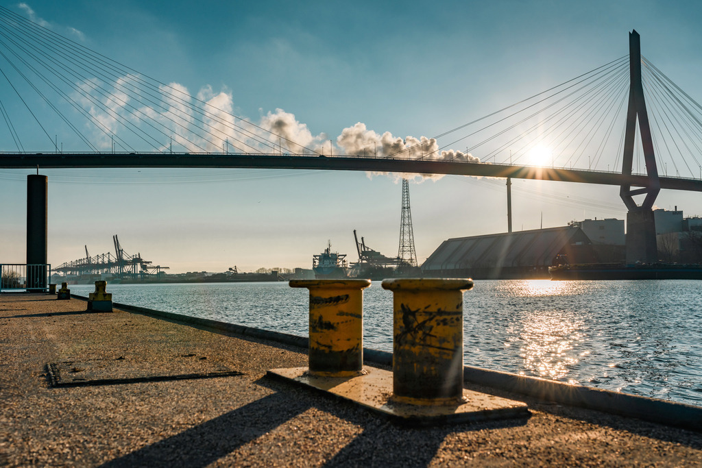 10230103 - An der Köhlbrandbrücke | Blick vom Fähranleger auf das Wahrzeichen des Hamburger Hafens, die Köhlbrandbrücke.