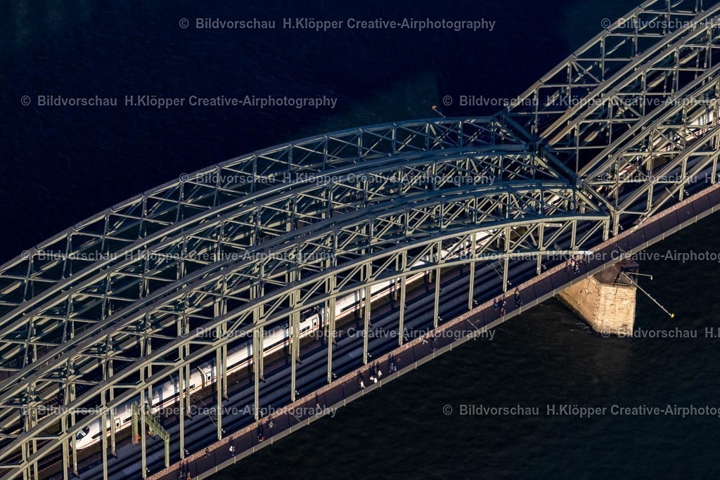 Luftbilder Köln-7855 | Luftbildfotografie Fluss - Brückenbauwerk zur Überquerung " Hohenzollernbrücke " im Ortsteil Altstadt in Köln im Bundesland Nordrhein-Westfalen, Deutschland. - Realisiert mit Pictrs.com