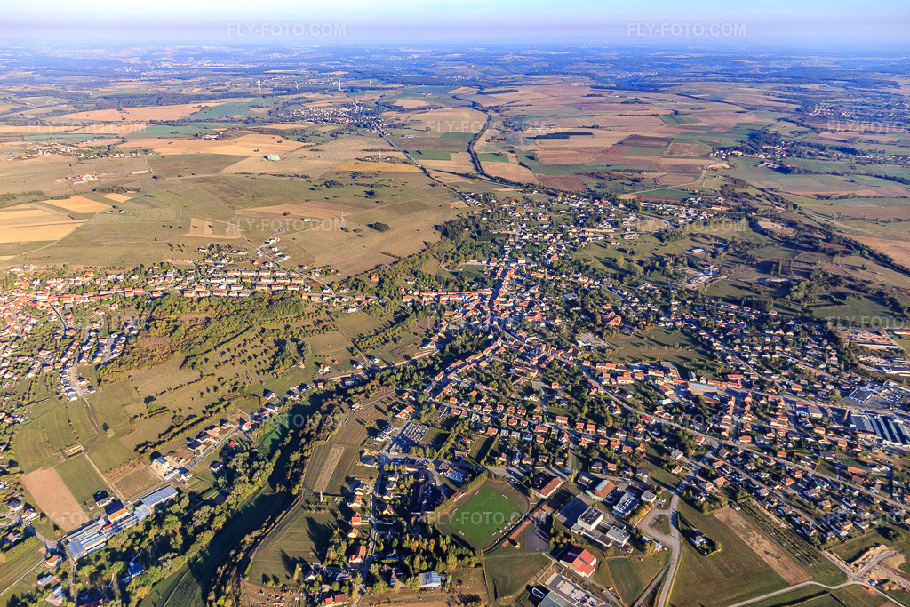 Aerial view: View of the town from the southeast in Rohrbach-lès-Bitche in the state Moselle, France. – Photo: IMG_111707.jpg taken on 09/16/2018 by Werner Riehm/FLY-FOTO.com – Resolution of the original: 5321 x 3547 px