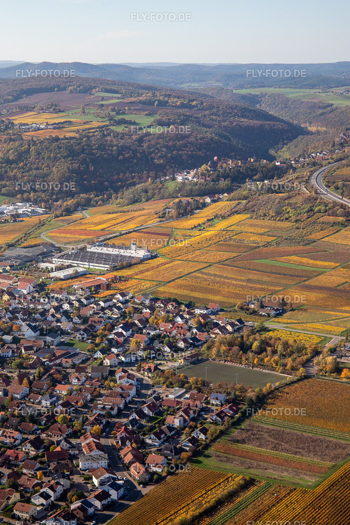 Gebäude und Produktionshallen auf dem Werksgelände  Wellpappenfabrik GmbH | Luftbild: Gebäude und Produktionshallen auf dem Werksgelände  Wellpappenfabrik GmbH im Ortsteil Sausenheim in Grünstadt im Bundesland Rheinland-Pfalz in Deutschland. Foto: IMG_123554.jpg vom 31.10.2020 durch ©2025 Werner Riehm fly-foto.de/copyright - Realisiert mit Pictrs.com