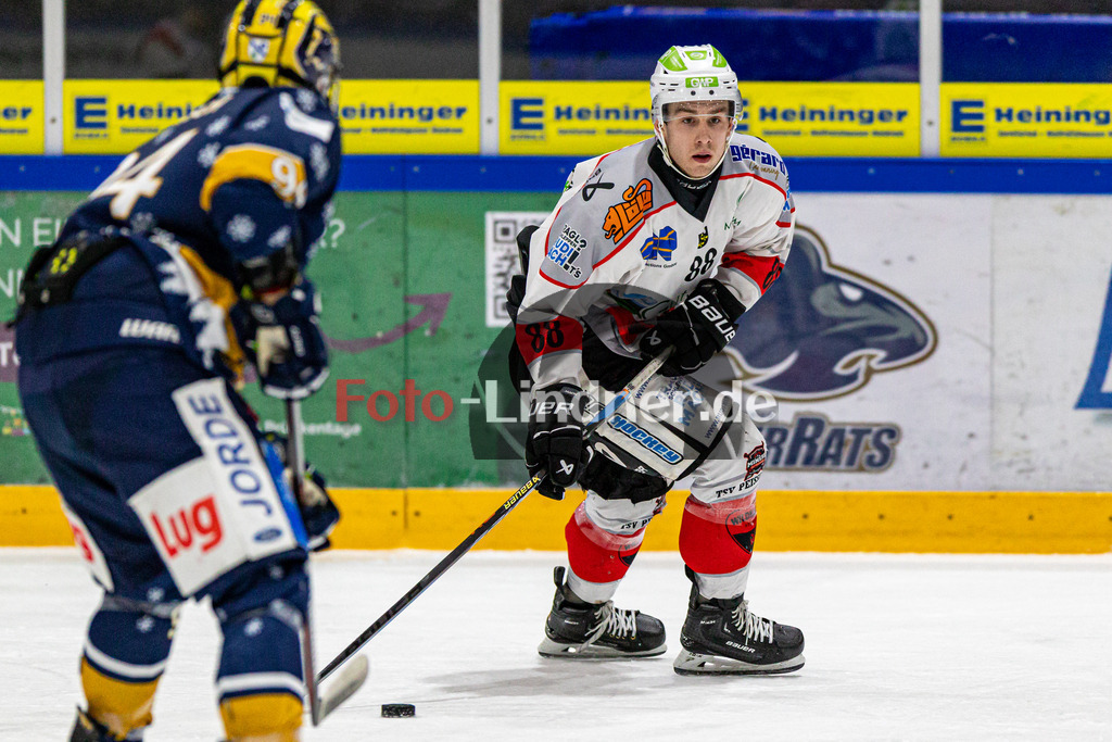 TSV Peißenberg Miners vs ESC River Rats Geretsried | Eishockey Bayernliga 2023/2024, TSV Peißenberg Miners vs ESC River Rats Geretsried,
Zackary BROSS (Miners 88) in Aktion,
2023-12-26 in Geretsried (Eisstadion)
88 Zackary BROSS (Miners 88)
Copyright: WolfgangxLindner foto-lindner.de