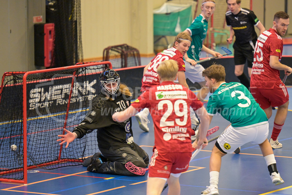 Lillan IBK vs Strängnäs IBK - 17. März 2024 | Lillan IBK vs Strängnäs IBK
Idrottshuset Örebro, Arenahallen, Örebro
Erik Olsson Wennlöf (#3 Lillan IBK) scores against Wiktor Åkerstedt (#70 Strängnäs IBK).
Bild: Sportfotografie Markus Aeschimann | www.markus-aeschimann.ch - Realisiert mit Pictrs.com