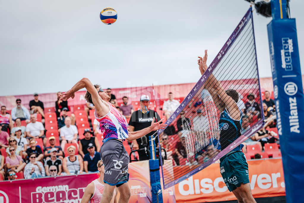 Beachvolleyball | Männer | Allianz German Beach Tour 2024 | Tourstop Kühlungsborn 2 | 16.08.2024 | Milan Sievers beim Angriff
