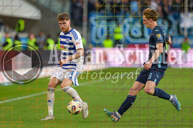 22.03.2026, GER, Fussball, Herren, 3. Liga, Saison 2025/2026, MSV Duisburg - 1860 München | Steffen Meuer (MSV Duisburg) und Justin Steinkötter (1860 München) im Kampf um den Ball 