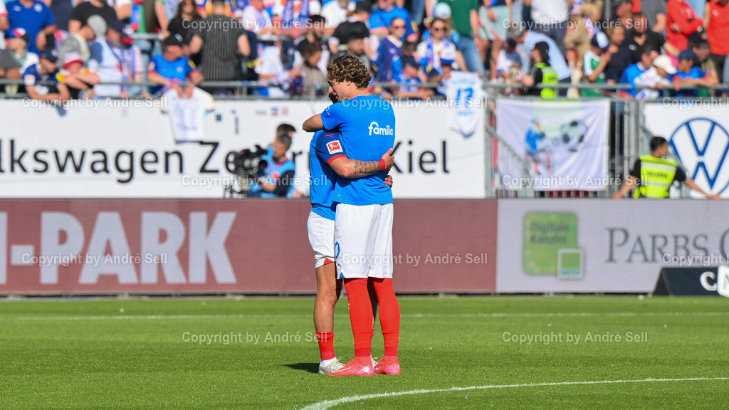 Holstein Kiel vs SC Freiburg | Holstein-Spieler nach dem Spielende und besiegeltem Abstieg / Fußball-Bundesliga Männer 2024/2025 / 33. Spieltag / Holstein Kiel vs SC Freiburg / Holstein-Stadion / Kiel / 10.05.25 - Realisiert mit Pictrs.com