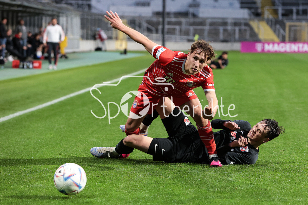 FC Bayern Amateure - SpVgg Hankofen-Hailing | Jonas KEHL (FCB #27) im Duell Jonas BLUEMEL (HANK #2)