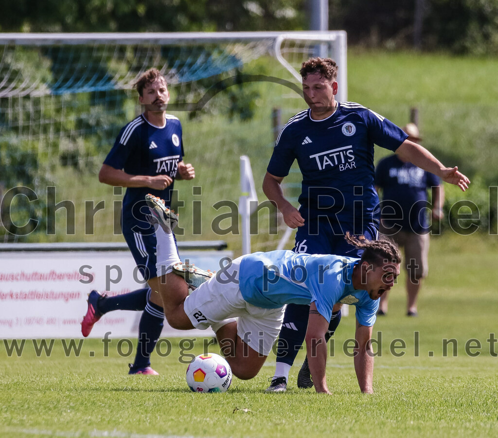 2023-08-26_028_FC_Langengeisling_gegen_TuS_Raubling | Erding, Deutschland, 26.08.2023:
Fußball, Bezirksliga Oberbayern Ost 2023 / 2024, 6. Spieltag, FC Langengeisling gegen TuS Raubling, Endergebnis: 2:0

Maximilian Birnbeck (FC Langengeisling, #27), Marius Pappenberger (TuS Raubling, #16)

Foto: Christian Riedel / fotografie-riedel.net