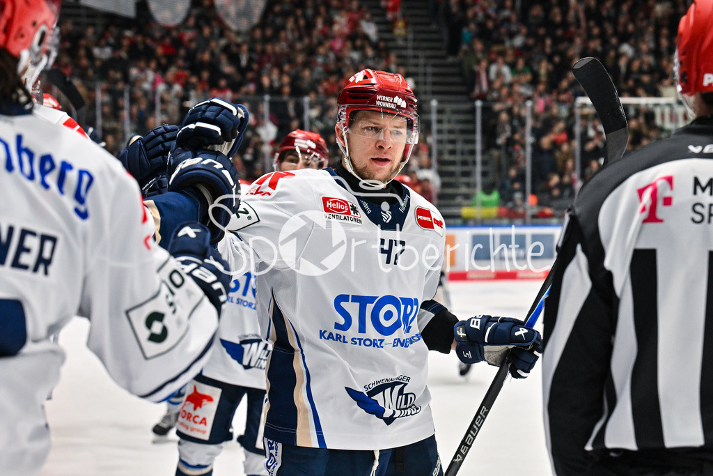 Augsburger Panther - Schwenninger Wild Wings | AUGSBURG, GERMANY - 02. JANUARY: Jubel der Wild Wings nach dem Treffer zum 3-5 durch Alexander KARACHUN (Schwenninger Wild Wings 47)  / Tor / Torschuetze / Freude / Happy während dem Match zwischen den Augsburger Panthern und den Schwenninger Wild Wings am 35. Spieltag der Penny DEL im Curt Frenzel Stadion