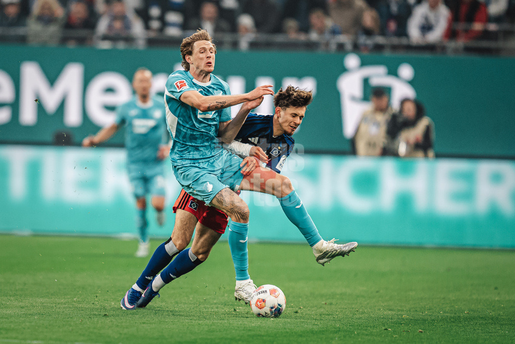 Fußball | Männer | Saison 2025/2026 | 1. Fußball-Bundesliga | 31. Spieltag | Hamburger SV vs. TSG Hoffenheim | 25.04.2026 | v.l. Wouter Burger (#18, TSG Hoffenheim) gegen Otto Stange (#49, HSV)