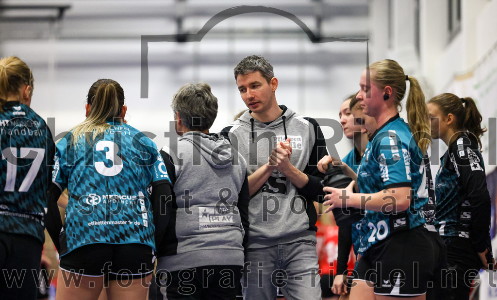 2022-11-27_099_SV_Anzing_gegen_HT_Muenchen_II | Anzing, Deutschland, 27.11.2022:
Handball, Bezirksliga 2022 / 2023, 7. Spieltag, SV Anzing gegen HT München II, Endergebnis: 28:32

Trainer Andreas Drechsel (HT München)

Foto: Christian Riedel / fotografie-riedel.net