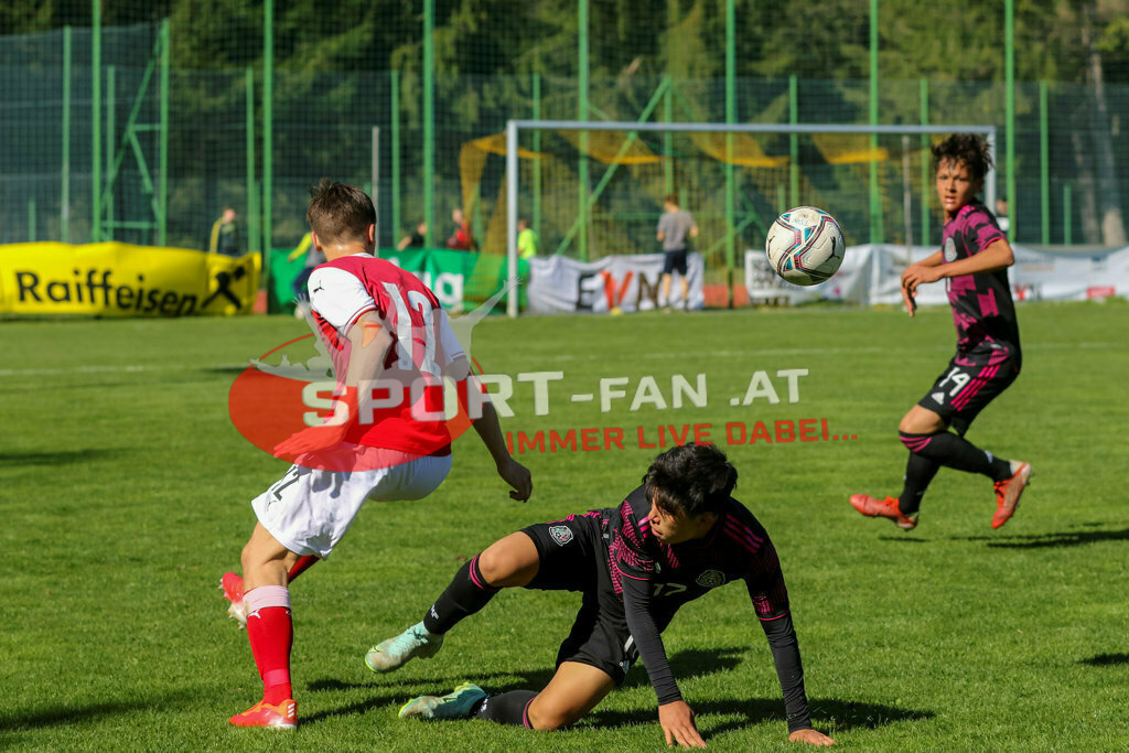 AUSTRIA U15 - MEXICO U15 | ILIA IVANSCHITZ (Austria #12) Juan Velarde (Mexico #17) Ocelotl Liberos (Mexico #14) ; AUSTRIA U15 - MEXICO U15 am 29.04.2022 in Arnoldstein
(Sportplatz), AUSTRIA, (Photo by Ernst Krawagner sport-fan.at) - Realisiert mit Pictrs.com