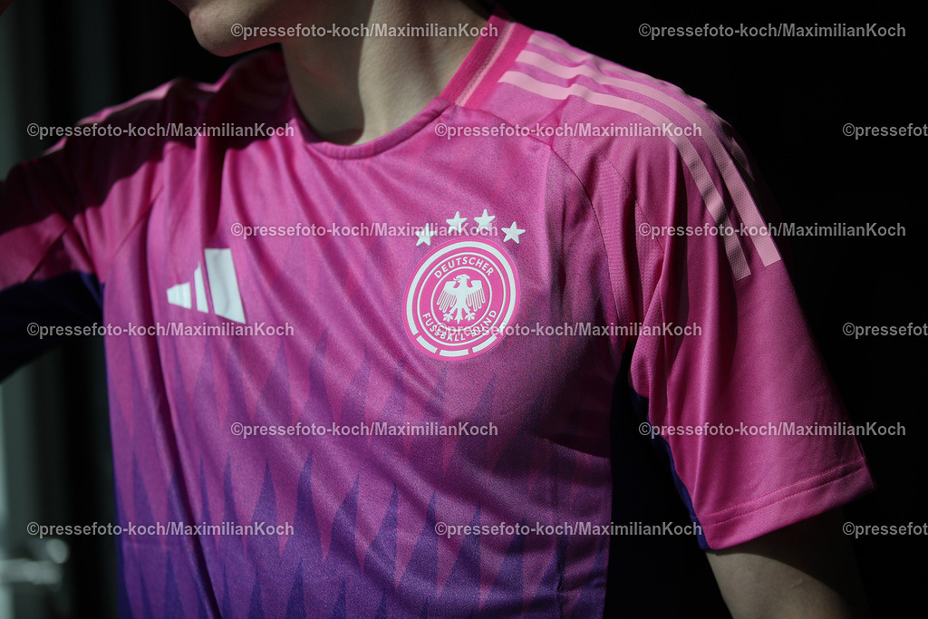 RWE23032402062 | 23.03.2024, Essen, Fußball, Nahaufnahme neues pinkes DFB Trikot Auswärtstrikot 2024