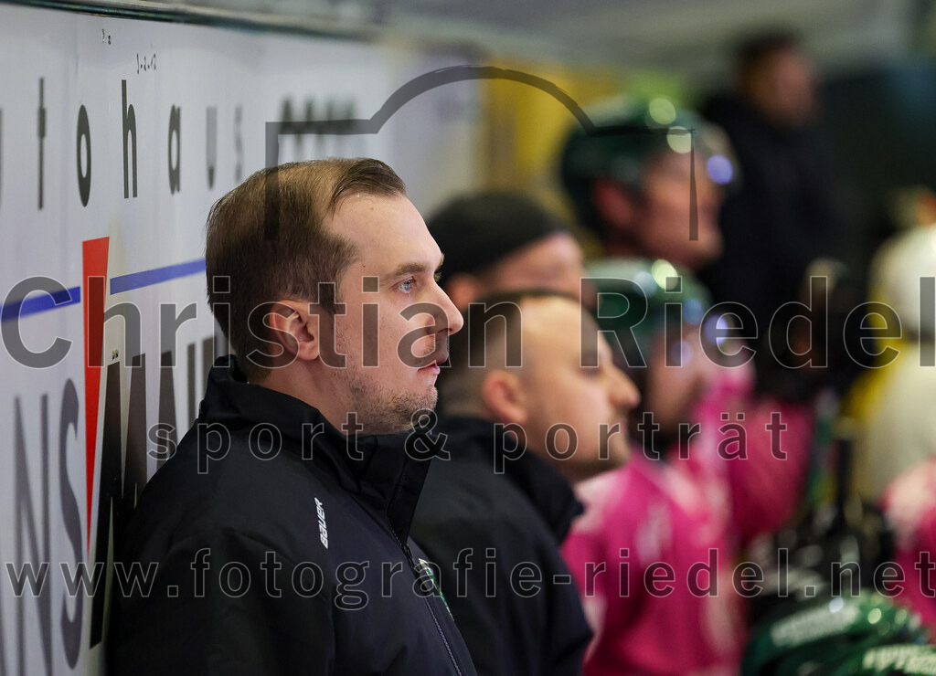 2025-10-10_124_TSV_Erding_gegen_onesto_Tigers_Bayreuth | Erding, Deutschland, 10.10.2025:Eishockey, Oberliga Süd 2025 / 2026, 7. Spieltag, TSV Erding gegen onesto Tigers Bayreuth, Endergebnis: 2:5Teamchef Dominik Quinlan (Erding Gladiators)Foto: Christian Riedel / fotografie-riedel.net